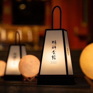 足元にはふたりを導く温かみ溢れる幻想的な灯り火|神田明神 明神会館の写真(55080467)