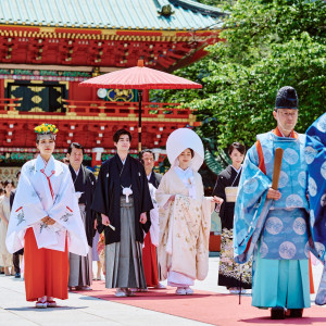 神職を先頭に新郎新婦や親族などが列を為して社殿へと進む【参進の儀】美しい雅楽が厳かな雰囲気を演出|神田明神 明神会館の写真(43229662)