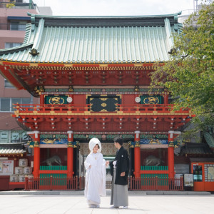 神田明神と言えば隋神門が有名。立派な門を背に素敵なご結婚記念の写真を撮影しませんか。|神田明神 明神会館の写真(7267656)