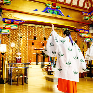巫女舞 楽人の演奏に合わせて、巫女がお祝いの舞を奉奏し、新郎新婦と参列者一同に服を授けます|神田明神 明神会館の写真(19016017)