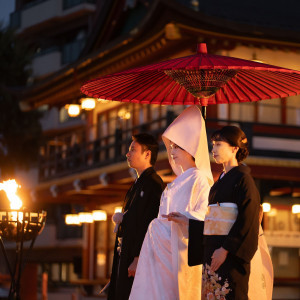 神職を先頭に新郎新婦や親族などが列を為して社殿へと進む【参進の儀】美しい雅楽が厳かな雰囲気を演出|神田明神 明神会館の写真(55080471)