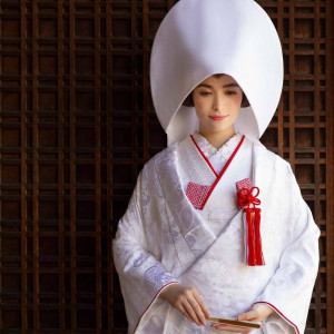 白無垢に綿帽子をつけて。小物に赤色を入れて自分らしさを。|神田明神 明神会館の写真(28338468)