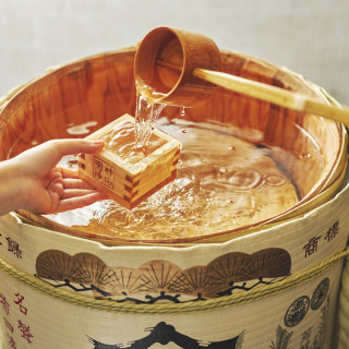 樽の中に入っているのは、神田明神に唯一御神酒を納めている豊島酒造の "金婚" です。