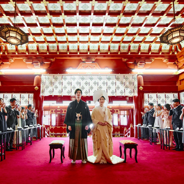 東京都内の結婚式場でも屈指の美しさを誇る総朱塗の社殿は花嫁姿をより一層輝かせてくれる