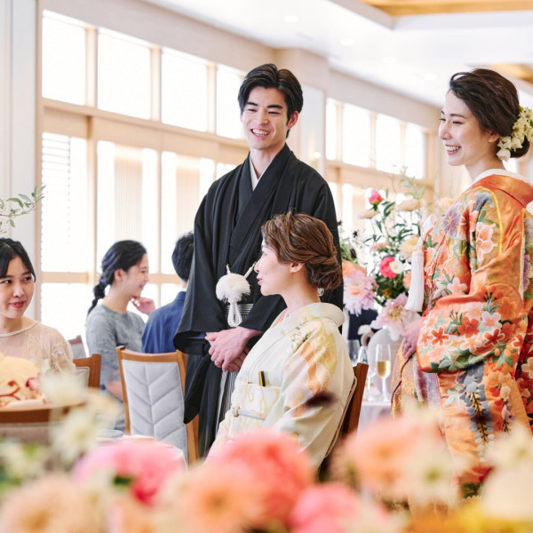 【彩の間】大きな窓が配された、木の温もり感じる開放的な空間