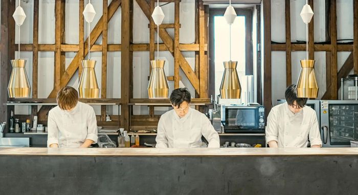 OPEN KITCHEN & BAR COUNTER