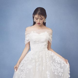 運命の1着に出会える、豊富なウェディングドレスをご用意しております