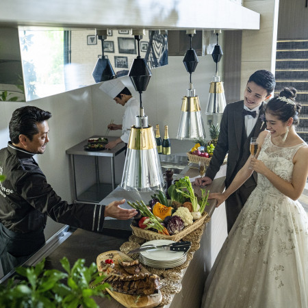 間近で繰り広げられるフランベや盛り付けなどシェフのパフォーマンスそのものが演出としてパーティを盛り上げてくれる。