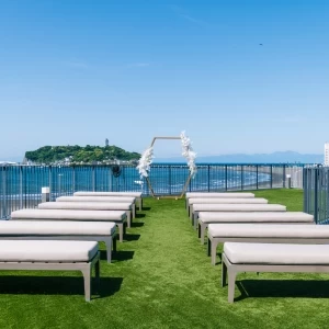 江ノ島を臨むテラスでは、青い空の下で開放的な挙式が叶います|HOTEL AO KAMAKURA（ホテル 青 鎌倉）の写真(54160846)