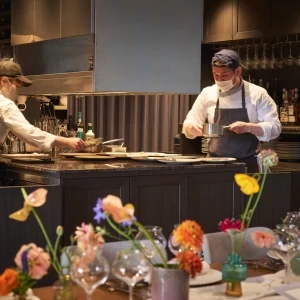 温かいものは温かいまま、美味しい温度でお召し上がりいただけるように会場内のオープンキッチンからお料理をご提供。調理の音や食欲をそそる香り、見た目の美しさ、一皿一皿を五感で|HOTEL AO KAMAKURA（ホテル 青 鎌倉）の写真(55358606)