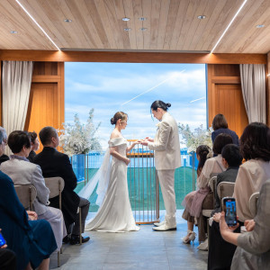 チャペルはシンプルな空間 おふたりのイメージに合わせた装飾と大きな窓から差し込むあたたかな光が挙式に華を添えます|HOTEL AO KAMAKURA（ホテル 青 鎌倉）の写真(57198716)