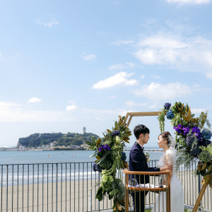 江ノ島を臨むテラスで、青い空の下で開放的な挙式|HOTEL AO KAMAKURA（ホテル 青 鎌倉）の写真(17906649)