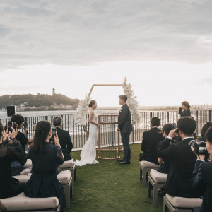 江ノ島を臨むテラスでは、開放的な挙式が叶います
海風を感じながらゲストと共に過ごす特別なひとときを|HOTEL AO KAMAKURA（ホテル 青 鎌倉）の写真(57201065)