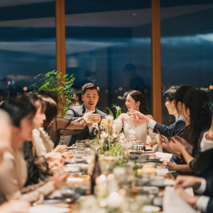 ゲストと一緒に食事を楽しむことが出来るレイアウトも叶う|HOTEL AO KAMAKURA（ホテル 青 鎌倉）の写真(47426487)