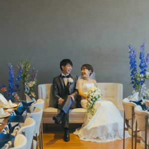 ふたりが自然と笑顔になれるメインテーブル|HOTEL AO KAMAKURA（ホテル 青 鎌倉）の写真(38337231)