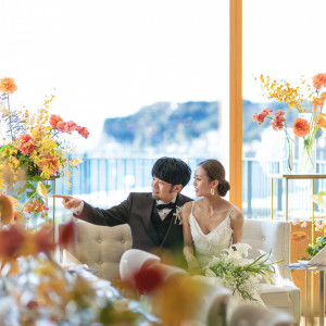 おふたりのバックの窓の向こうには、一面の海と空が広がる|HOTEL AO KAMAKURA（ホテル 青 鎌倉）の写真(42517853)