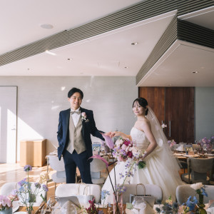 円卓とは違うゲスト同士の距離の近さが、語らいの時間を生む|HOTEL AO KAMAKURA（ホテル 青 鎌倉）の写真(47428125)