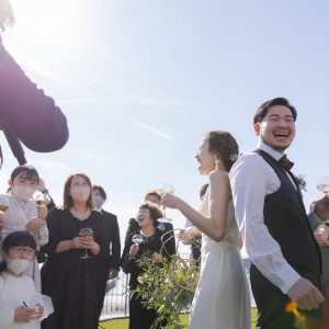 披露宴会場から繋がるガーデンテラスでは、挙式だけではなく乾杯や演出も可能|HOTEL AO KAMAKURA（ホテル 青 鎌倉）の写真(47390055)
