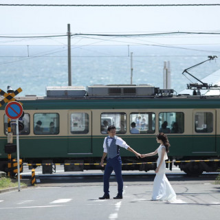 ゲストの皆さんには江ノ電に揺られて、旅をする気持ちで結婚式に。