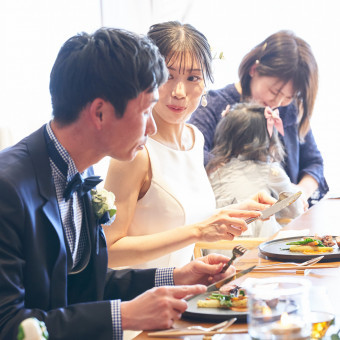 お酒を注ぎ合いながら楽しむ食事