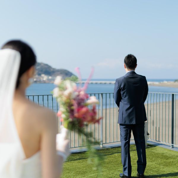 美しい水平線を背景におふたりのこれからの歩みを予感させるような情緒ある一枚に仕上げます。|HOTEL AO KAMAKURA（ホテル 青 鎌倉）の写真(60714651)