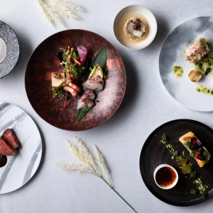 有田焼 金善窯のお皿やカトラリーにもこだわり、おふたりのおもでなしの心をゲストに届けます|HOTEL CULTIA 太宰府(ホテルカルティアダザイフ)の写真(23476052)