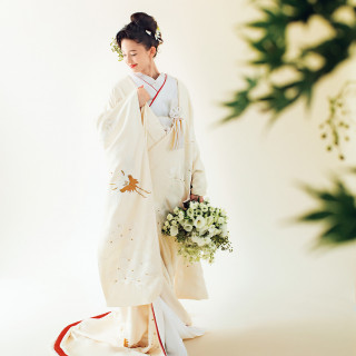 日本人花嫁の身長や体型に合わせたオリジナルパターンの導入により、
さらに着心地よくフィットした妥協のない衣裳で当日の花嫁姿をより一層美しく。