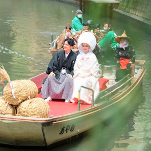 香取神宮での挙式後、街の中心を流れる小野川で水のバージンロードを進む「花嫁舟」。|佐原商家町ホテル NIPPONIA（サワラショウカマチホテルニッポニア）の写真(16898487)
