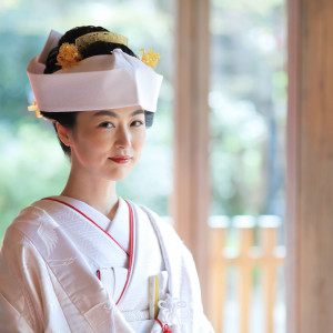 角隠しに白無垢姿。とても素敵な花嫁姿です。神社にもとても似合います。|代々木八幡宮（アントワープブライダル）の写真(31770302)