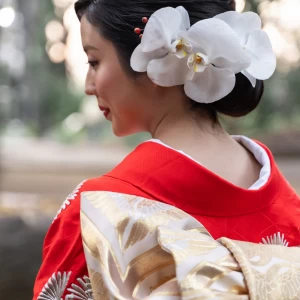 生花を使った洋髪スタイルは華やかさを表現します。|代々木八幡宮（アントワープブライダル）の写真(31770305)