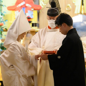 神前にて指輪交換の儀。|代々木八幡宮(アントワープブライダル)の写真(55909727)