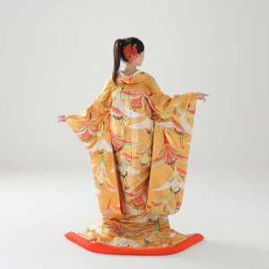 刺繍された色鮮やかな鶴が飛び交う模様は、昭和の代表的な「波鶴模様」です。|代々木八幡宮（アントワープブライダル）の写真(31770270)
