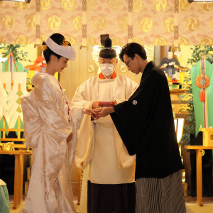 神前にて指輪交換の儀。|代々木八幡宮（アントワープブライダル）の写真(51253794)