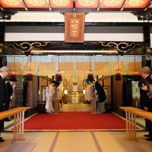 挙式の最初に、新郎新婦・ご参列者。お神酒・盃などをお祓いします。|代々木八幡宮（アントワープブライダル）の写真(51253795)