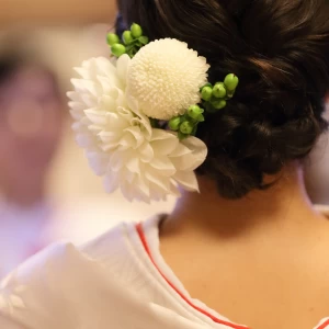 生花を使った洋髪スタイルは華やかさと初々しさを表現します。|代々木八幡宮（アントワープブライダル）の写真(7286872)