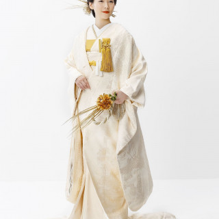 亀甲柄の地模様に、鶴や四季の花が金糸で刺繍されて立体的に模様が表現された白無垢です。