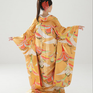 刺繍された色鮮やかな鶴が飛び交う模様は、昭和の代表的な「波鶴模様」です。