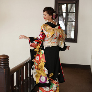 昭和初期に織られた黒引き振袖。刺繍の豪華さは現代には見られない美しさです。