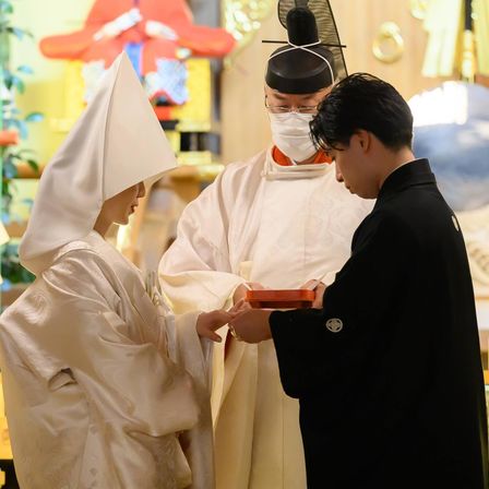 神前にて指輪交換の儀。|代々木八幡宮（アントワープブライダル）の写真(55909727)