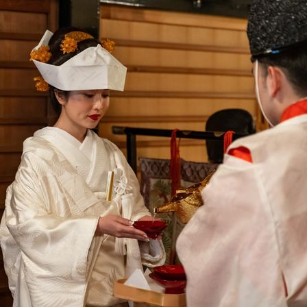 ～三献の儀～新郎新婦が三々九度の杯を酌み交わします。|代々木八幡宮（アントワープブライダル）の写真(40836821)