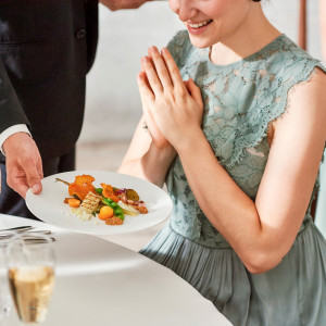 美しい景色も、おいしい料理もおふたりからのゲストへのおもてなしに。オープンキッチンから届く出来立ての料理は季節の味わいをたっぷりと盛り込んだ「京フレンチ」。シェフによる料|ATOLL TERRASSE 鴨川（アトールテラスカモガワ）●BRASSグループの写真(14407774)