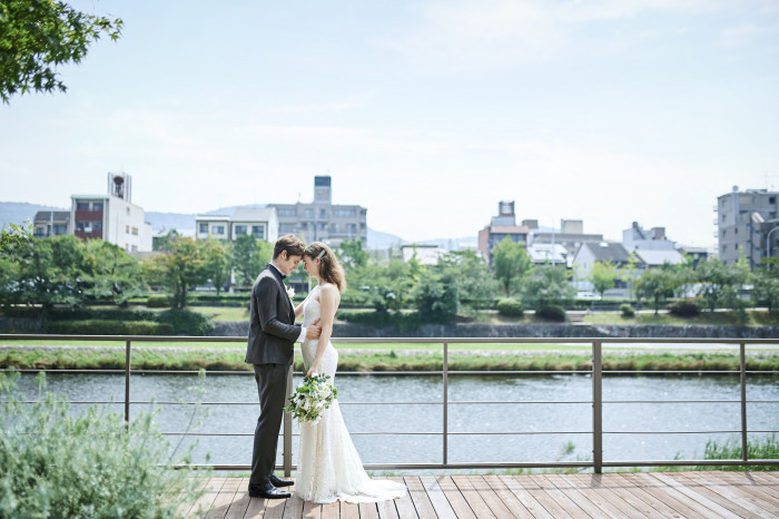 夏は川床にもなるテラスに続くウェイティングフロア。京の自然の彩りが結婚式に華を添えてくれる