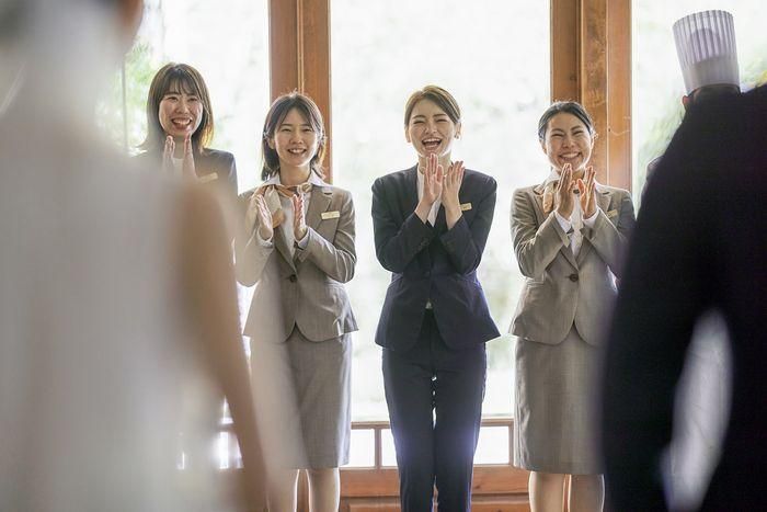 大切な一日をチーム一丸となってサポート。「笑いあい涙ありの結婚式」を一緒に創ります。