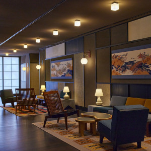 ゲストの待合室にもエースホテルらしいアートやインテリアを。ご友人、ご両家ご親族とそれぞれ別々の空間をご用意しています。|エースホテル京都 （Ace Hotel Kyoto）の写真(10209696)