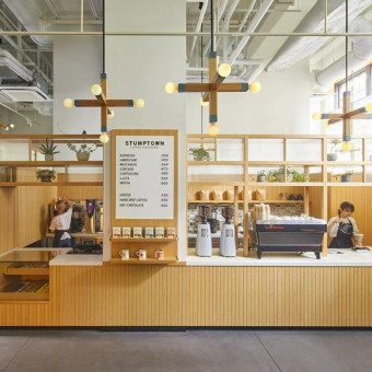 1Fのコーヒーショップ。こだわりの豆で入れたコーヒーショップでお待ち合わせも。