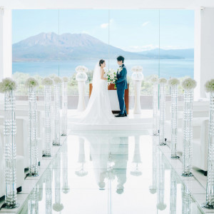 桜島を見渡せるオーシャンビューチャペルで煌びやかなひとときを