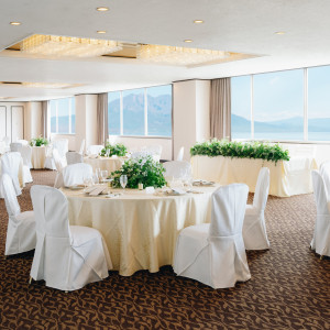 自然光の差し込む会場 ゲストとの距離も近いため感謝の気持ちがより伝わる|アートホテル鹿児島の写真(55611158)