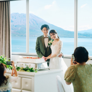 桜島をバックにケーキ入刀|アートホテル鹿児島の写真(55610717)
