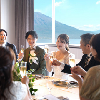 ひとつのテーブルを囲んで、少人数でもゆったり寛げる空間。会場からも美しい景色を眺めて…