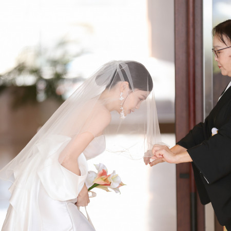 母から娘へ、最後の身支度としてのベールダウンは感動の瞬間です